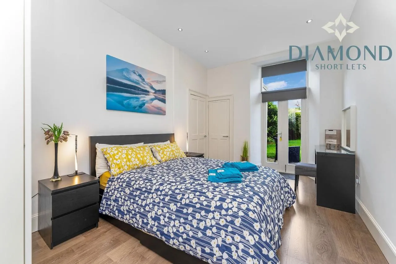 Spacious 1 Bed Ground Floor Apartment With Garden Edinburgh
